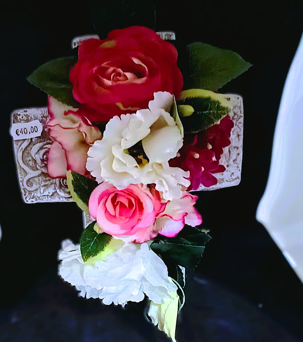 Montage mortuaire croix en fleurs artificielles
