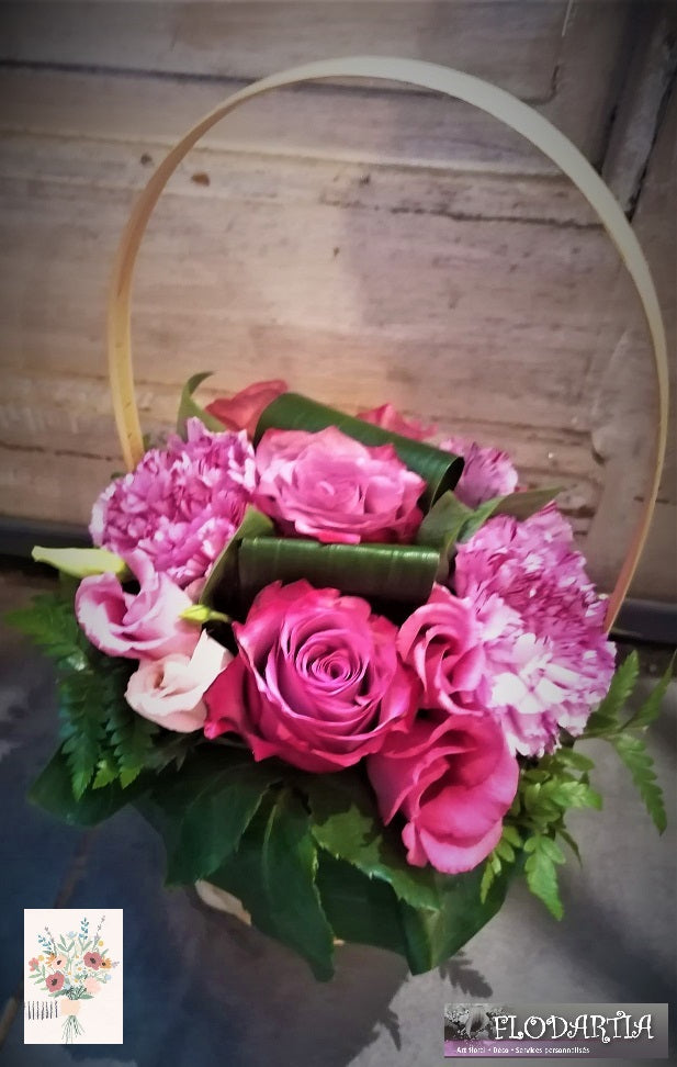 Montage floral dans panier d'osier : bouquet de fleurs naturelles piqué 