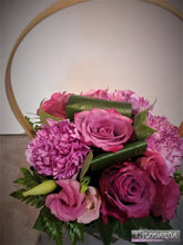 Charger l&#39;image dans la galerie, Montage floral dans panier d&#39;osier : bouquet de fleurs naturelles piqué &quot;Arabella&quot;