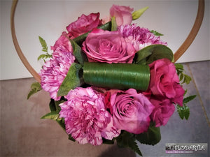 Montage floral dans panier d'osier : bouquet de fleurs naturelles piqué "Arabella"