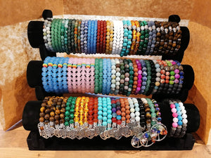 Bracelet composé de pierres semi-précieuses avec ou sans breloque