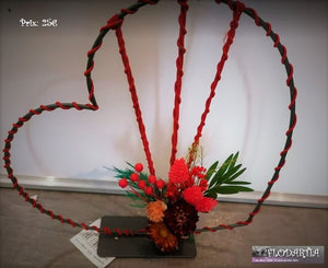 Coeur sur pied avec montages de fleurs séchées