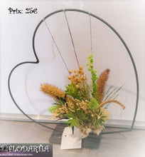 Charger l&#39;image dans la galerie, Coeur sur pied avec montages de fleurs séchées