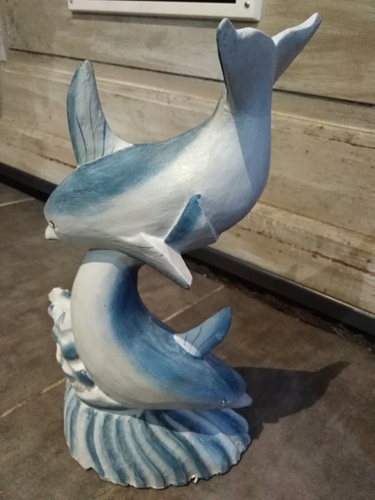 Décoration : sculpture sur bois de deux dauphins