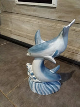 Charger l&#39;image dans la galerie, Décoration : sculpture sur bois de deux dauphins