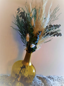 Fleurs séchées et verdure stabilisée dans Dame Jeanne (vase jaune)