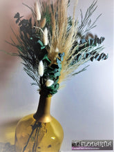 Charger l&#39;image dans la galerie, Fleurs séchées et verdure stabilisée dans Dame Jeanne (vase jaune)