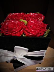 Flowerbox carré en velour noir avec roses éternelles rouges