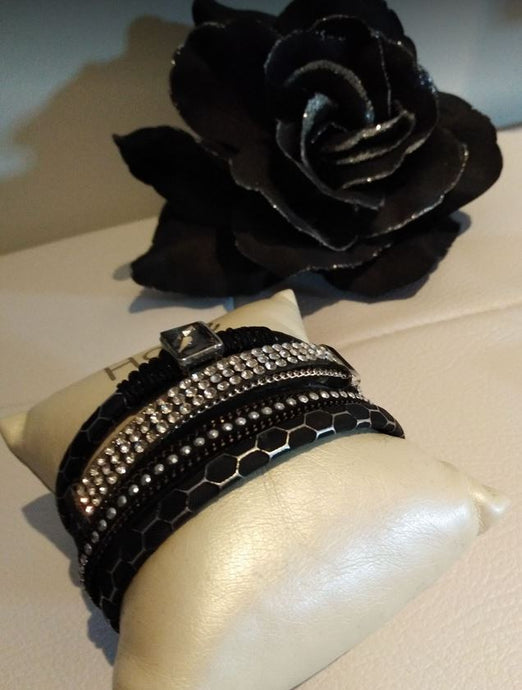 Bracelet plusieurs rangs avec fermoir aimanté en alliage.