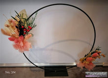 Charger l&#39;image dans la galerie, Cercle sur pied avec montages de fleurs séchées