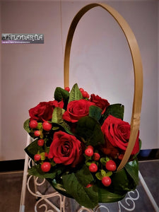 Montage floral dans panier d'osier : bouquet de fleurs naturelles piqué "Arabella"
