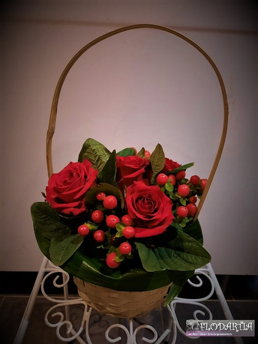 Montage floral dans panier d'osier : bouquet de fleurs naturelles piqué 