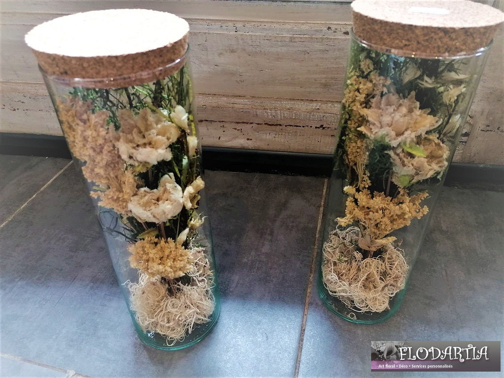 Montage de fleurs séchées dans tube en verre