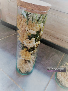 Montage de fleurs séchées dans tube en verre