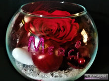 Charger l&#39;image dans la galerie, Rose éternelle dans verrine avec décoration et inscription personnalisée