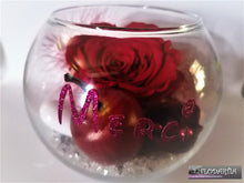 Charger l&#39;image dans la galerie, Rose éternelle dans verrine avec décoration et inscription personnalisée