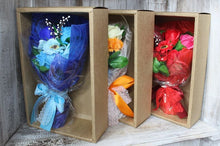 Charger l&#39;image dans la galerie, FLOWER : bouquet de fleurs en savon dans sa box en carton