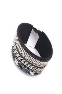 Bracelet manchette large orné de différente chaine et de strass avec fermeture aimanté.