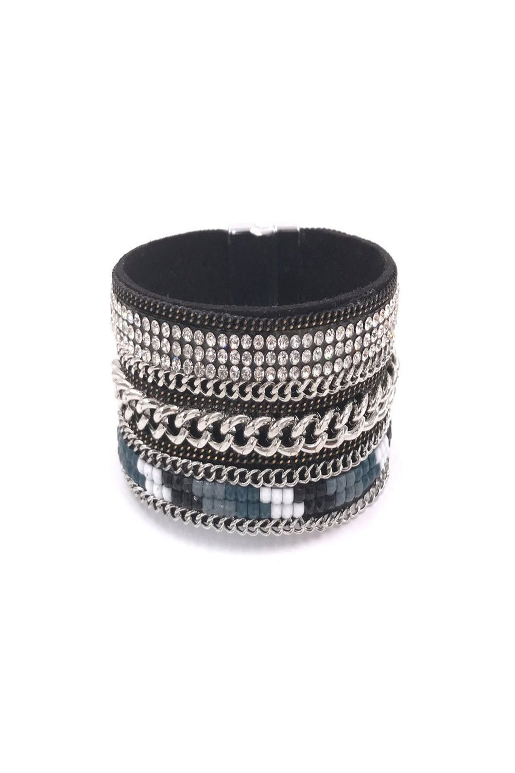 Bracelet manchette large orné de différente chaine et de strass avec fermeture aimanté.