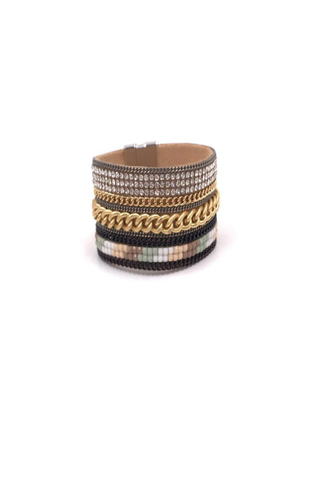 Bracelet manchette large orné de différente chaine et de strass avec fermeture aimanté.