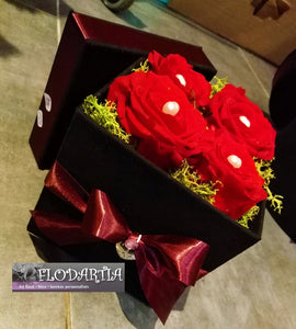 Flowerbox carré en velour noir avec roses éternelles rouges