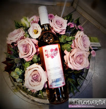 Charger l&#39;image dans la galerie, Montage de fleurs naturelles sur plateau avec vin rosé
