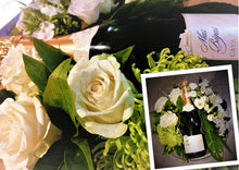 Charger l'image dans la galerie, Montage de fleurs naturelles sur plateau avec vin blanc mousseux