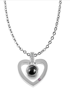 Collier argenté avec pendentif en coeur et pierre noir en son centre