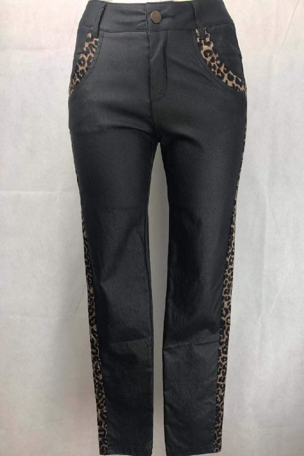 Pantalon en simili cuir avec bordure imprimé léopard