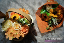 Charger l&#39;image dans la galerie, FLOWER : bouquet de fleurs en savon dans un joli emballage de tulle