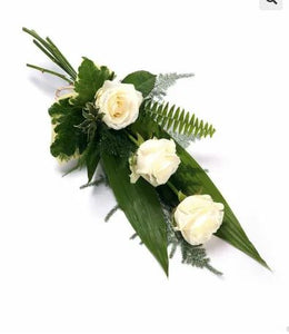 Composition mortuaire : bouquet couché "Roses"