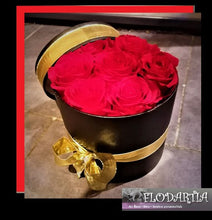 Charger l&#39;image dans la galerie, Flowerbox medium avec roses éternelles et ruban